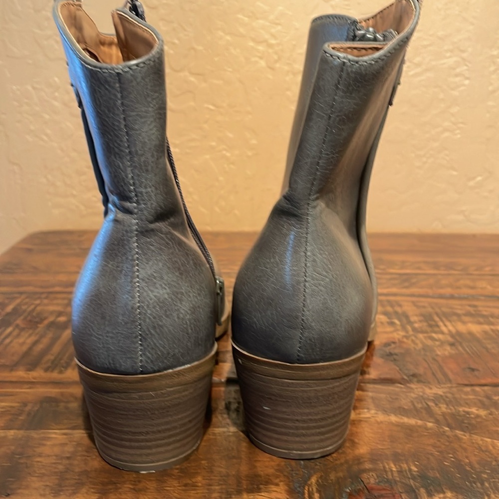 Universal Threads Gray Vegan Leather Ankle Boots sz 8.5 Like New! - Picture 3 of 6